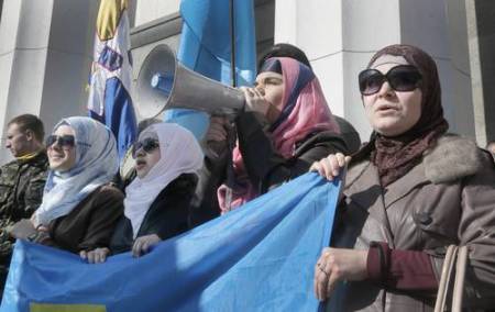 Tártaros de Crimea se manifiestan frente al Parlamento en Kiev contra la invasión rusa. Foto Ap